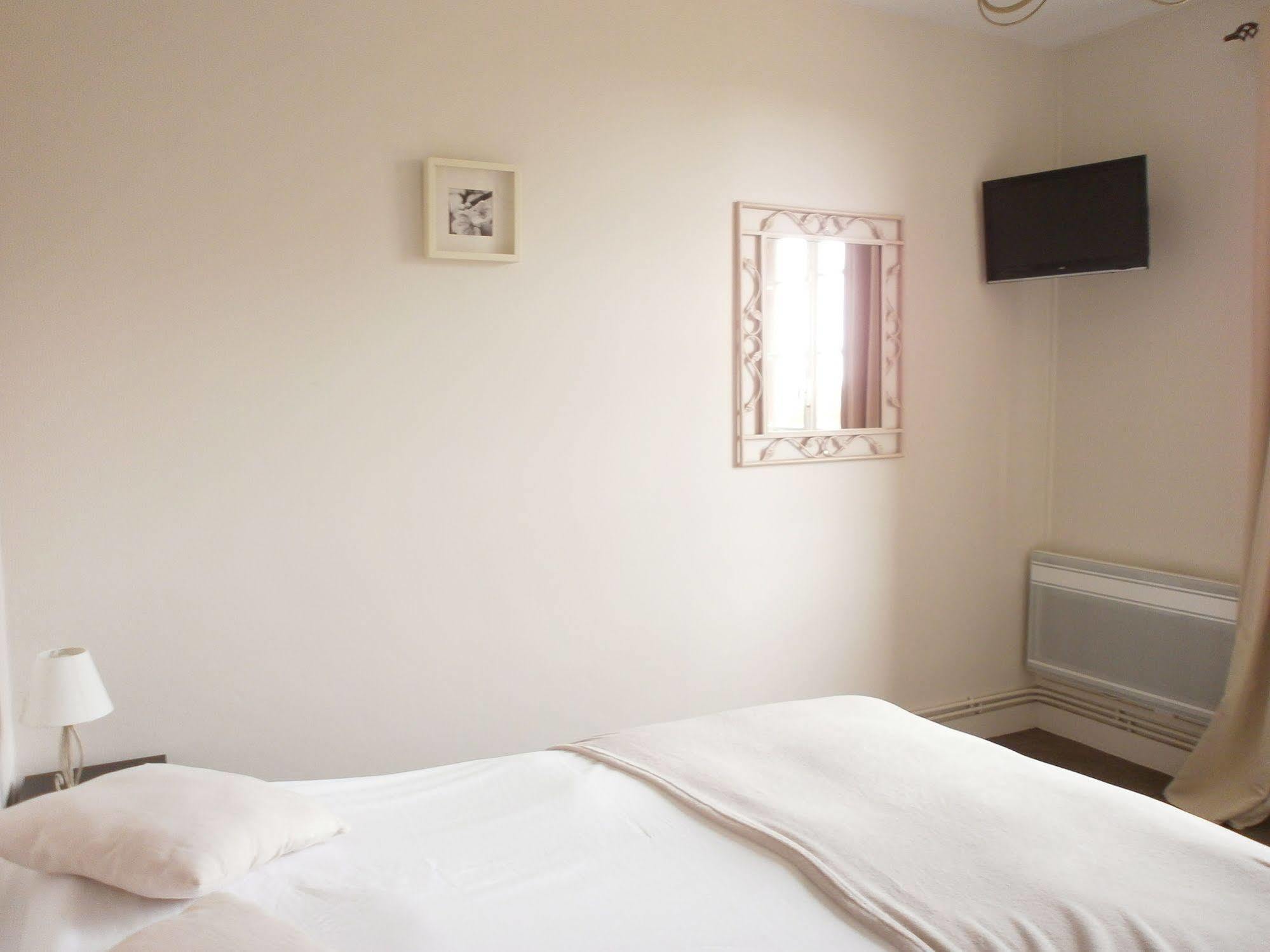 Logis Auberge Des Aulnettes Hérouville-Saint-Clair Eksteriør billede